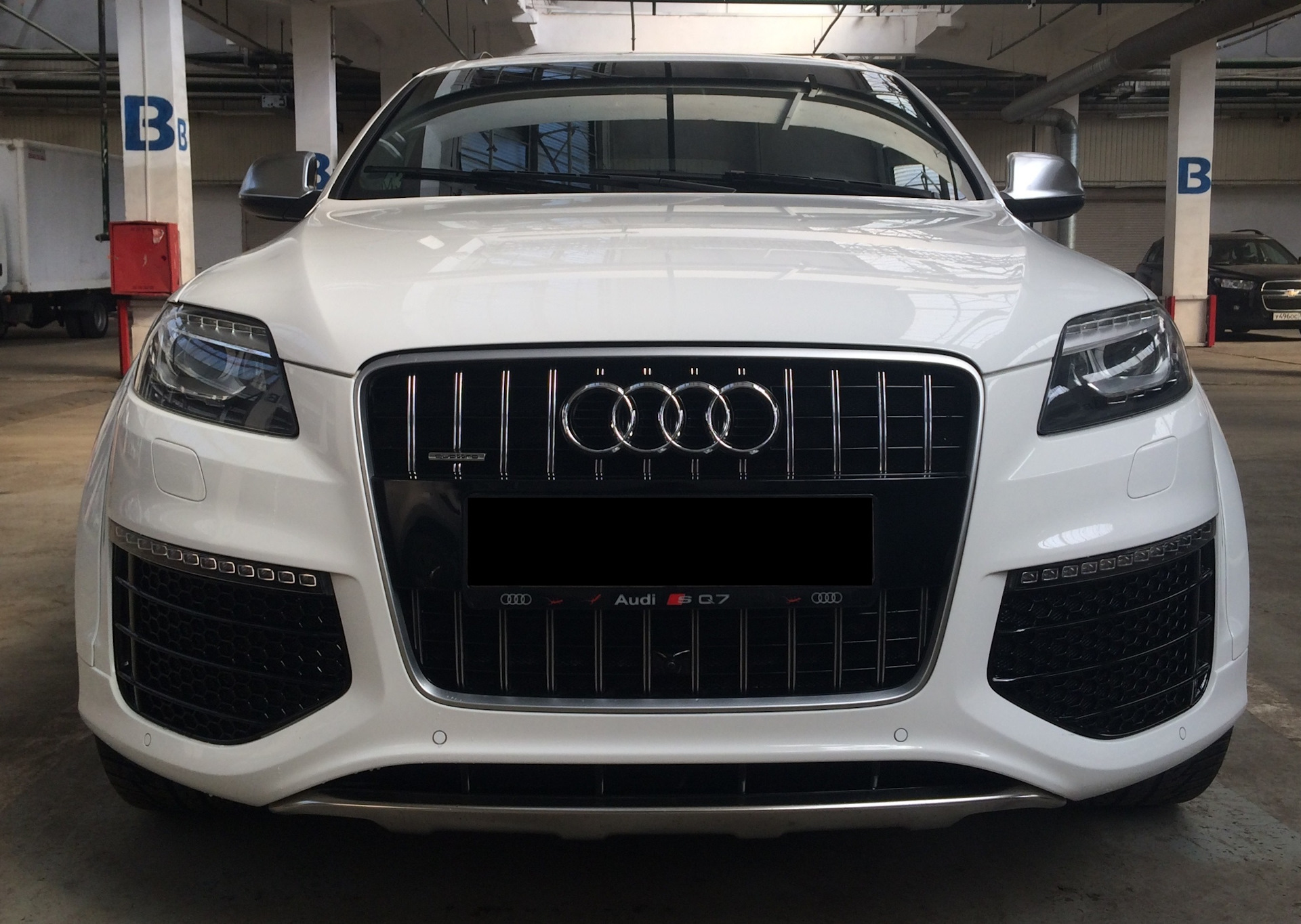 Бампер audi q7. Решетка RS q7 белая 4м. Audi q7 4l решетка w12. Ауди ку7 4л Рестайлинг. Audi q7 2014 RS решетка.