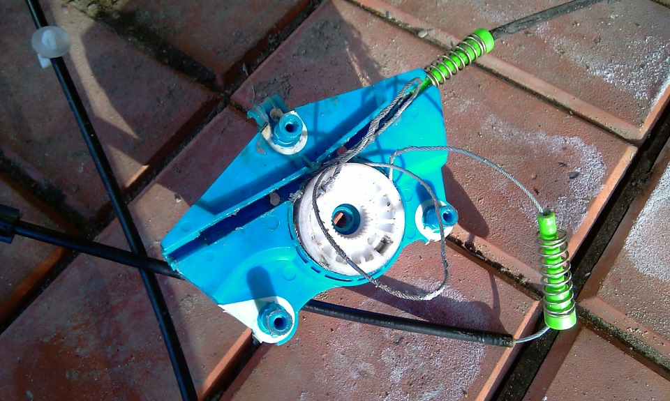 трос перекрутился и его заело ) — Audi A4 (B6)