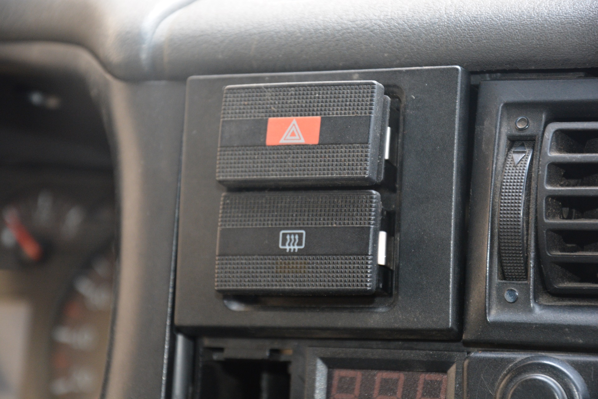 Кнопки т4. Кнопка аварийки Volkswagen т4. Кнопка аварийки т4 Транспортер. Кнопка аварийной сигнализации т4. Кнопка аварийки Фольксваген т4 1992.
