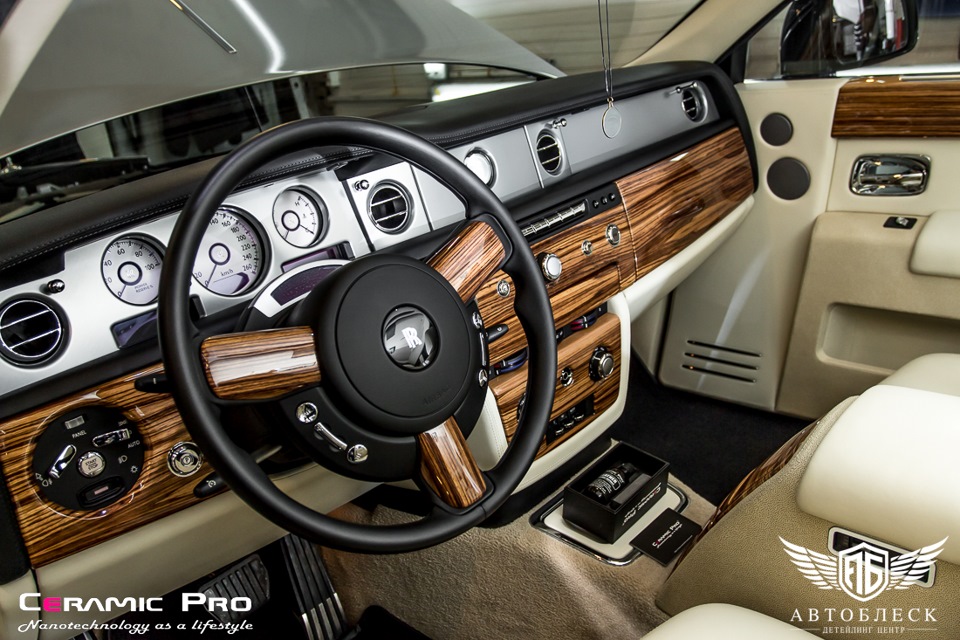 Кожаный салон автомобиля — это красиво, респектабельно и стильно ...