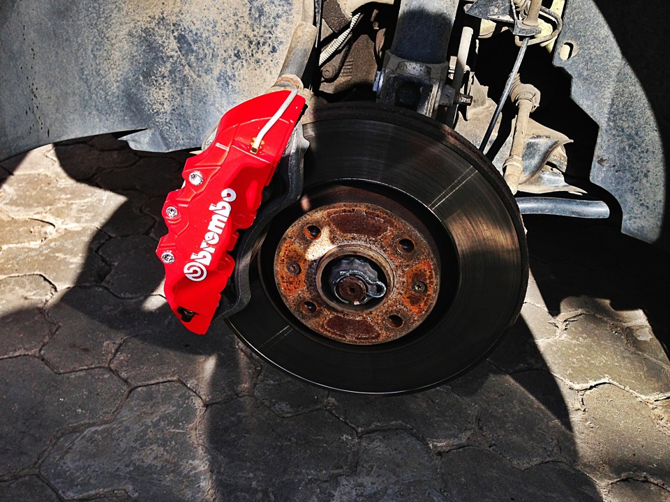 Сколько суппортов. Накладки на суппорта Пежо 308. Peugeot 308 суппорта BREMBO. Тормозной суппорт Пежо 308. BREMBO 1117.