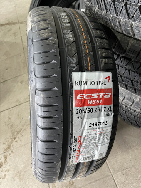 Шины кумхо r14. 205/50 R17 Kumho hs51 93w. Kumho 205/50 r17 зима. 5 Колесо Кумхо 205.50.17 93н. Кумхо 1955015 hs51.