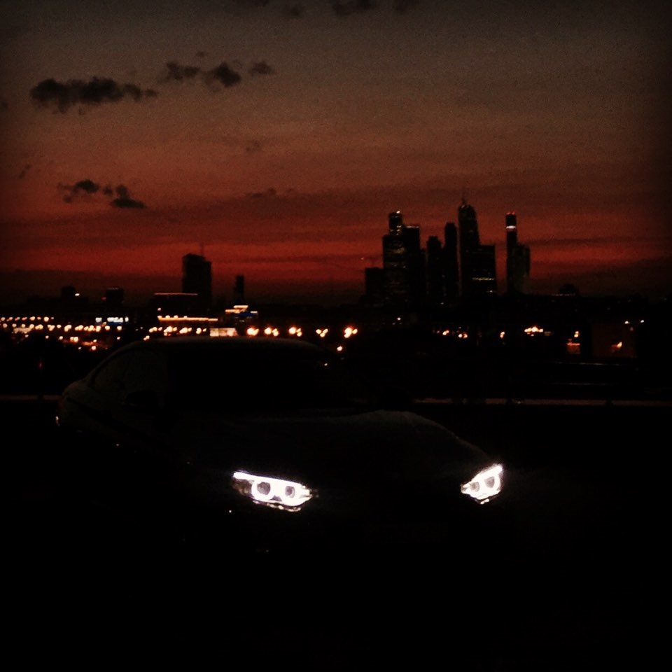 Вечером 12 ночью 10. BMW на закате. Эстетика машины ночью. БМВ В ночи закат. БМВ черная закат.