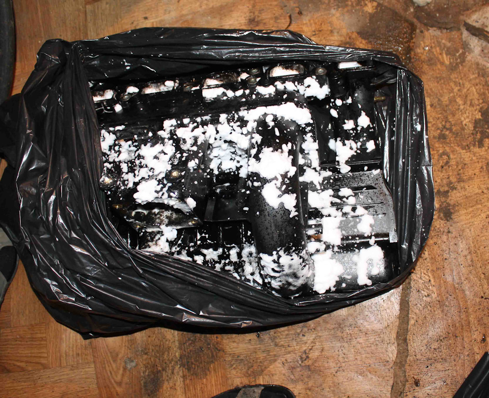 залил литр раствора, запенил очиститель внутрь и закрыл в пакет — BMW 5 series (E39)