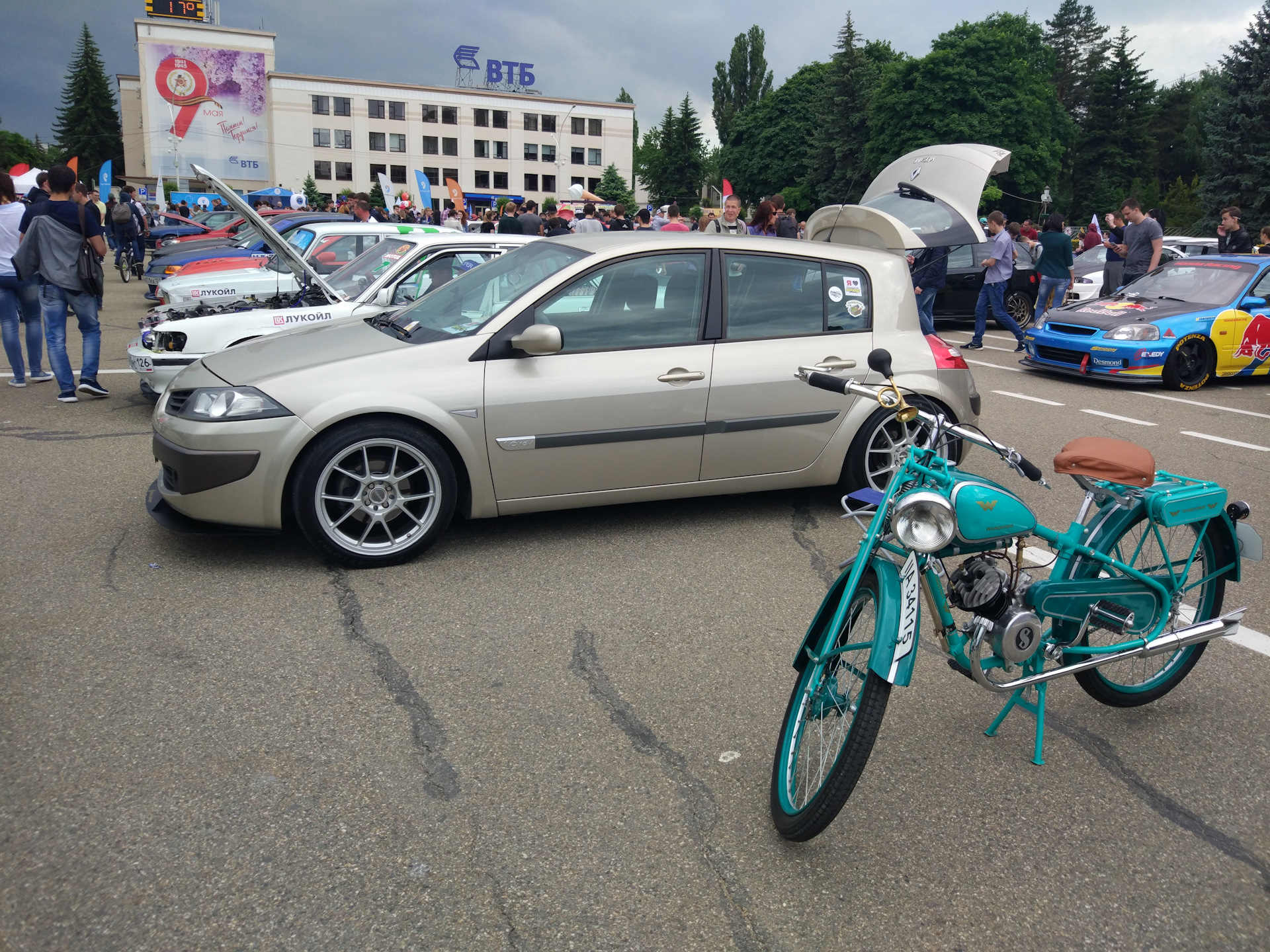 Скорости минска. Автофестиваль классных авто ограждение. Рено фестиваль автомобиль. Автофестиваль Архангельское. Автофестиваль карбид.