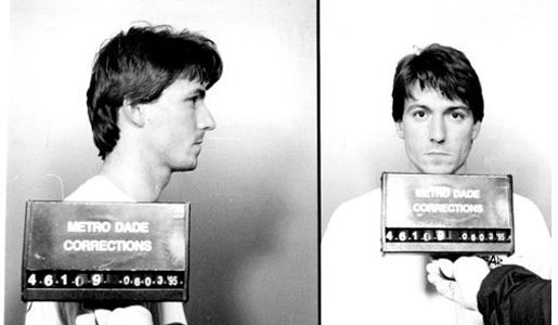 анаболики кровью и потом реальная история все фото. 1bade5es 960. анаболики кровью и потом реальная история все фото фото. анаболики кровью и потом реальная история все фото-1bade5es 960. картинка анаболики кровью и потом реальная история все фото. картинка 1bade5es 960. Судья Алекс Феррер: «Если бы кто-то придумал такой сценарий, все бы сочли его невероятным. Это было похоже на неправдоподобный сюжет для телефильма, но это было на самом деле.»Фильм «Pain & Gain» основан на реальных событиях, которые действительно произошли в середине девяностых в Майами, штат Флорида. Однако фильм затронул лишь малую часть всей этой умопомрачительной истории, многие интересные моменты остались за кадром. И это был тот самый случай, который запал глубоко в душу всех, кто вел расследование — такую ужасающую жестокость проявили накачанные преступники.Летом 1992 года спортивный клуб Sun Gym в Майами выглядел процветающим предприятием. Согласно записям, в нем регулярно тренировались более пятисот человек, но на самом деле все было не так радужно: один за другим клиенты утекали в новый спорткомплекс Gold's Gym, недавно открытый в Майами Лейкс. Неудивительно: если в Sun Gym существовал культ грубой силы и нацеленности на результат, Gold's Gym представлял собой по большей части место для приятной тусовки, что, конечно же, больше пришлось по душе людям, не ставящим перед собою цель завоевать титул Мистер Олимпия (а таких в спортзалах 99 процентов).Спортзалом Sun Gym владел 57-летний Джон Миз, который в молодости был профессиональным культуристом, и даже занял первое место на чемпионате Великобритании в 1962 году. С тех пор утекло немало воды, и Миз, получивший статус бухгалтера и нотариуса, уже не был похож на гору мускулов. Но страсть к бодибилдингу не покидала его, и в январе 1987-го на прибыль от своей бухгалтерской фирмы Джон открыл «спортзал мечты», надеясь, что он станет со временем настоящей Меккой для всех бодибилдеров Флориды. С тех пор Миз регулярно организовывал местные соревнования культуристов, и все спортсмены, приезжавшие на конкурсы в Майами, тренировались в Sun Gym. анаболики кровью и потом реальная история все фото. 1bade5es 960. анаболики кровью и потом реальная история все фото фото. анаболики кровью и потом реальная история все фото-1bade5es 960. картинка анаболики кровью и потом реальная история все фото. картинка 1bade5es 960. Судья Алекс Феррер: «Если бы кто-то придумал такой сценарий, все бы сочли его невероятным. Это было похоже на неправдоподобный сюжет для телефильма, но это было на самом деле.»Фильм «Pain & Gain» основан на реальных событиях, которые действительно произошли в середине девяностых в Майами, штат Флорида. Однако фильм затронул лишь малую часть всей этой умопомрачительной истории, многие интересные моменты остались за кадром. И это был тот самый случай, который запал глубоко в душу всех, кто вел расследование — такую ужасающую жестокость проявили накачанные преступники.Летом 1992 года спортивный клуб Sun Gym в Майами выглядел процветающим предприятием. Согласно записям, в нем регулярно тренировались более пятисот человек, но на самом деле все было не так радужно: один за другим клиенты утекали в новый спорткомплекс Gold's Gym, недавно открытый в Майами Лейкс. Неудивительно: если в Sun Gym существовал культ грубой силы и нацеленности на результат, Gold's Gym представлял собой по большей части место для приятной тусовки, что, конечно же, больше пришлось по душе людям, не ставящим перед собою цель завоевать титул Мистер Олимпия (а таких в спортзалах 99 процентов).Спортзалом Sun Gym владел 57-летний Джон Миз, который в молодости был профессиональным культуристом, и даже занял первое место на чемпионате Великобритании в 1962 году. С тех пор утекло немало воды, и Миз, получивший статус бухгалтера и нотариуса, уже не был похож на гору мускулов. Но страсть к бодибилдингу не покидала его, и в январе 1987-го на прибыль от своей бухгалтерской фирмы Джон открыл «спортзал мечты», надеясь, что он станет со временем настоящей Меккой для всех бодибилдеров Флориды. С тех пор Миз регулярно организовывал местные соревнования культуристов, и все спортсмены, приезжавшие на конкурсы в Майами, тренировались в Sun Gym.