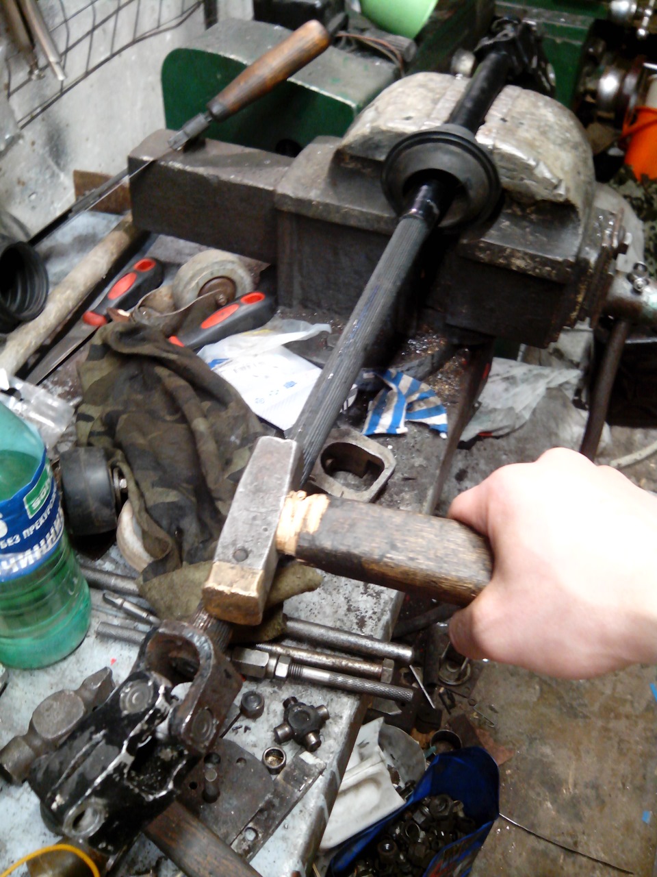 Поставил бу рулевую рейку. Заменил рулевую крестовину, подушку ...