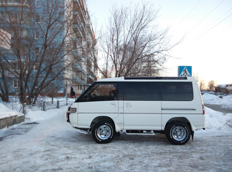 Delica 25. Митсубиси Делика аквариум. Тюнинг Митсубиси Делика. P35w. Крыша аквариум Делика. Делика аквариум фото.