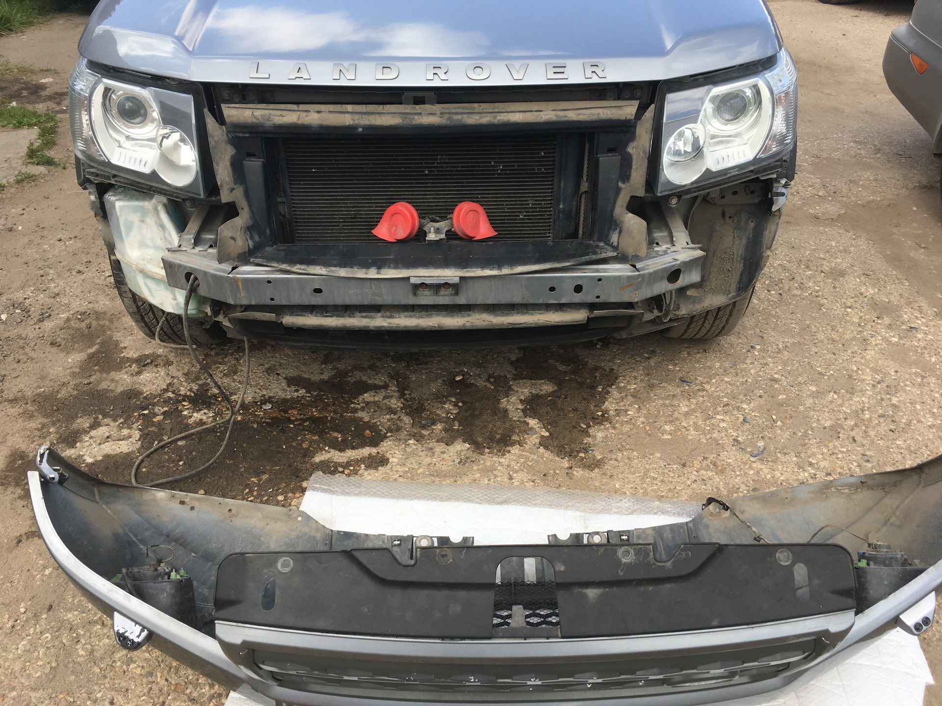 2 без переднего бампера. Снятие бампера фрилендер 2. Freelander 2 снятие бампера. Freelander 2 снятие бампера. Снять бампер фрилендер 2.