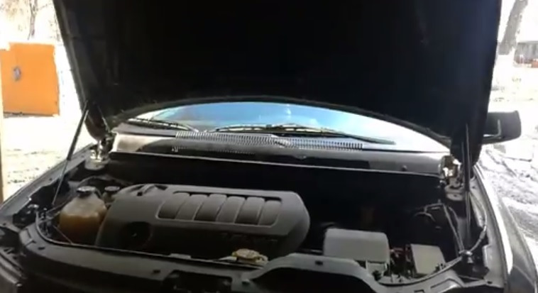 Установка газовых упоров капота — Dodge Journey, 3,6 л, 2012 года ...