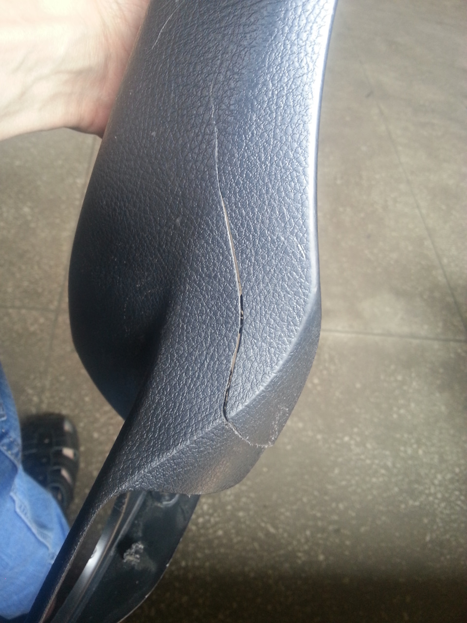 Треснул пластик сиденья… — Volkswagen Passat B6, 1,6 л, 2008 года ...