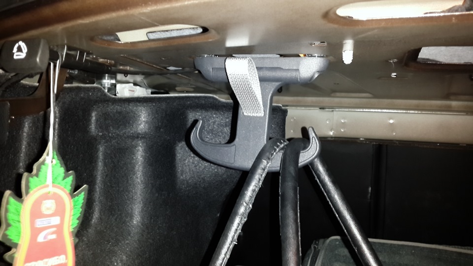 крюк в багажник × 2 — Volkswagen Jetta VI, 1,4 л, 2011 года ...