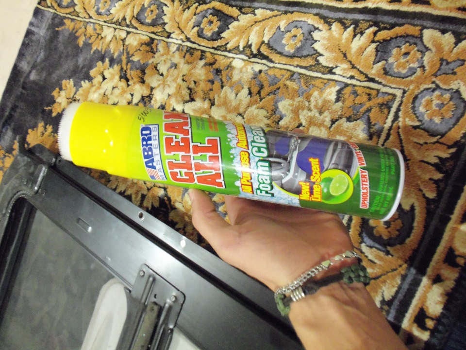 Заранее купил пену для чистки, так как не хотел его разбирать из-за грязной шторки — Volkswagen Passat B3