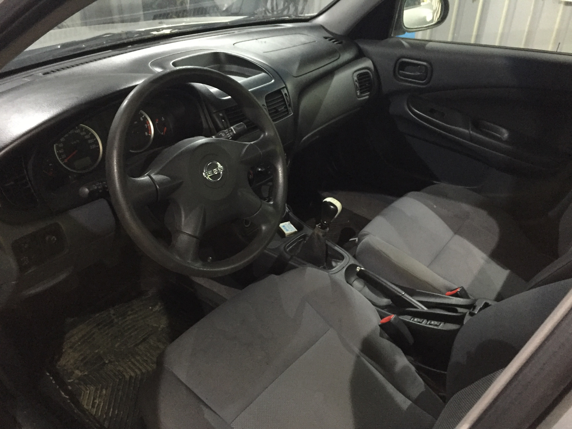 Nissan Almera n16 2006 салон