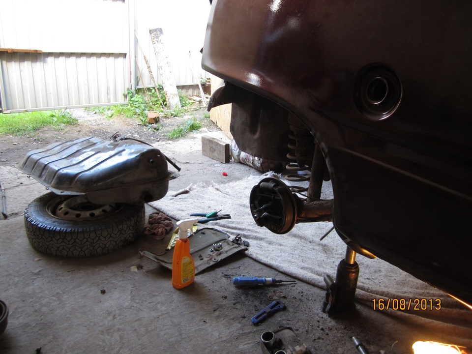 Замена тросиков ручника, заливной горловины бака. — Lada 11113 Ока, 0,8 ...