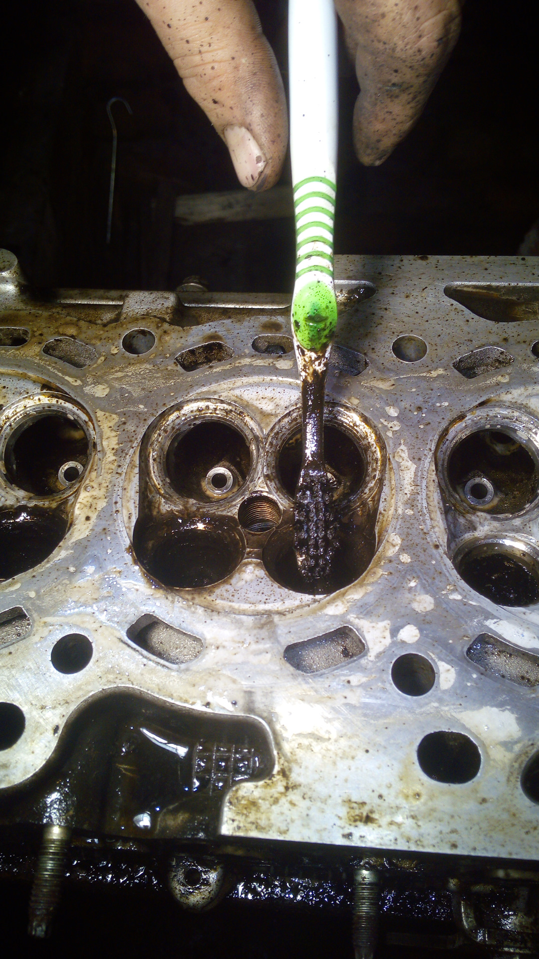 Очиститель гбц. Чистка гбц. Отмывка гбц. Головка гбц после мойки. Отмываем головку цилиндров.