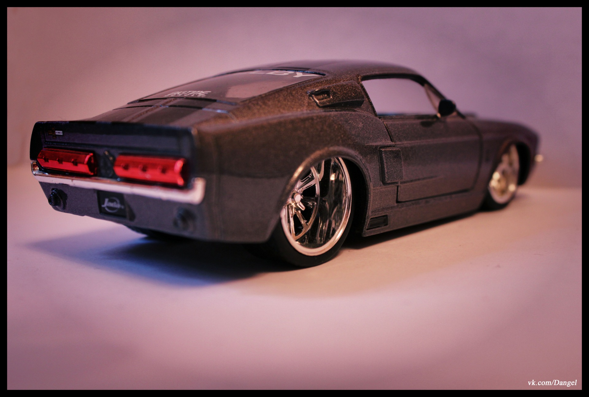 Американские модельки. Amc rebel machine 1970. Машинка welly dodge челленджер. Коллекция старых автомобилей. Американские модельки.