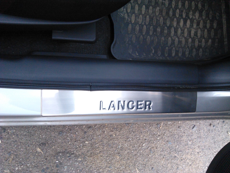 Накладки порога лансер. Накладки на пороги Mitsubishi Lancer 9. Пороги Лансер 9. Накладки на пороги для Mitsubishi Lancer 2007 -. Накладки на пороги Лансер 9 шагрень.