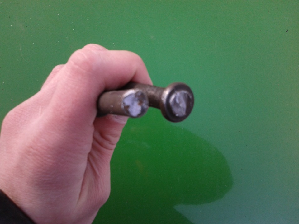 Больше скорость — меньше ям, и подвеска вся к … Вобщем лопнула стойка ...