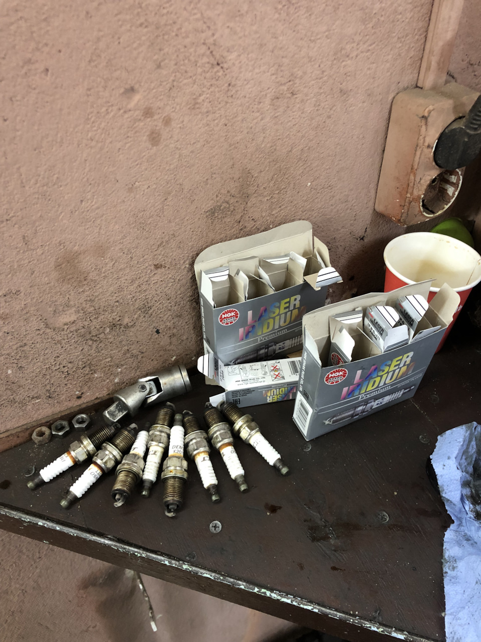 Прокачка передних стоек и замена свечей — BMW 7 series (E65/E66), 4,8 л ...