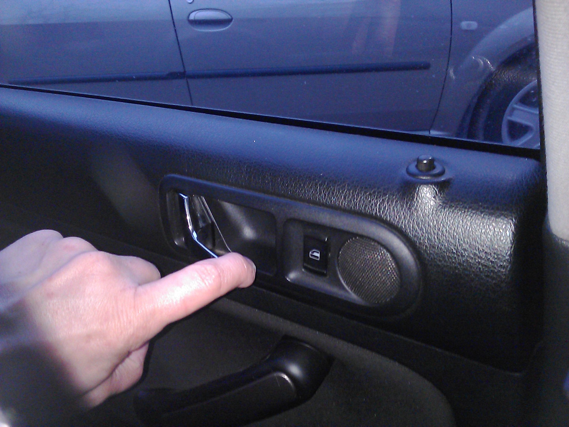 Не открывается задняя дверь фольксваген. Кнопка блокировки двери VW Bora. Как открыть заднюю дверь гольф 4. Дверь не открывается VW. Задняя дверь Бора.