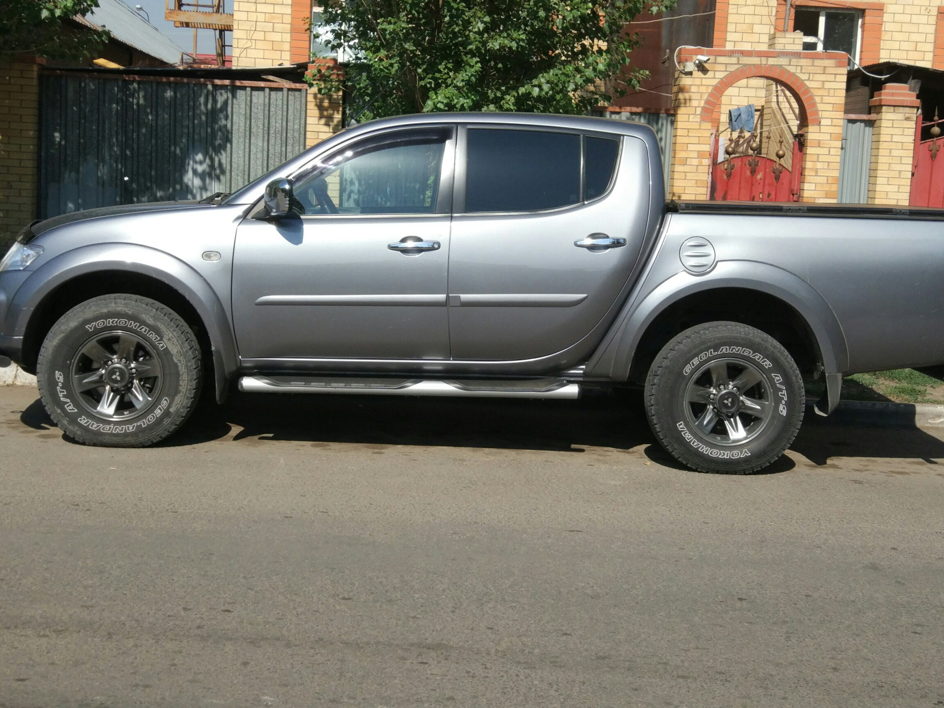 Серый л. Mitsubishi l200 серый. L200 Mitsubishi проставки. Mitsubishi l200 серый перламутр. Mitsubishi l200 полиуретан матовый.