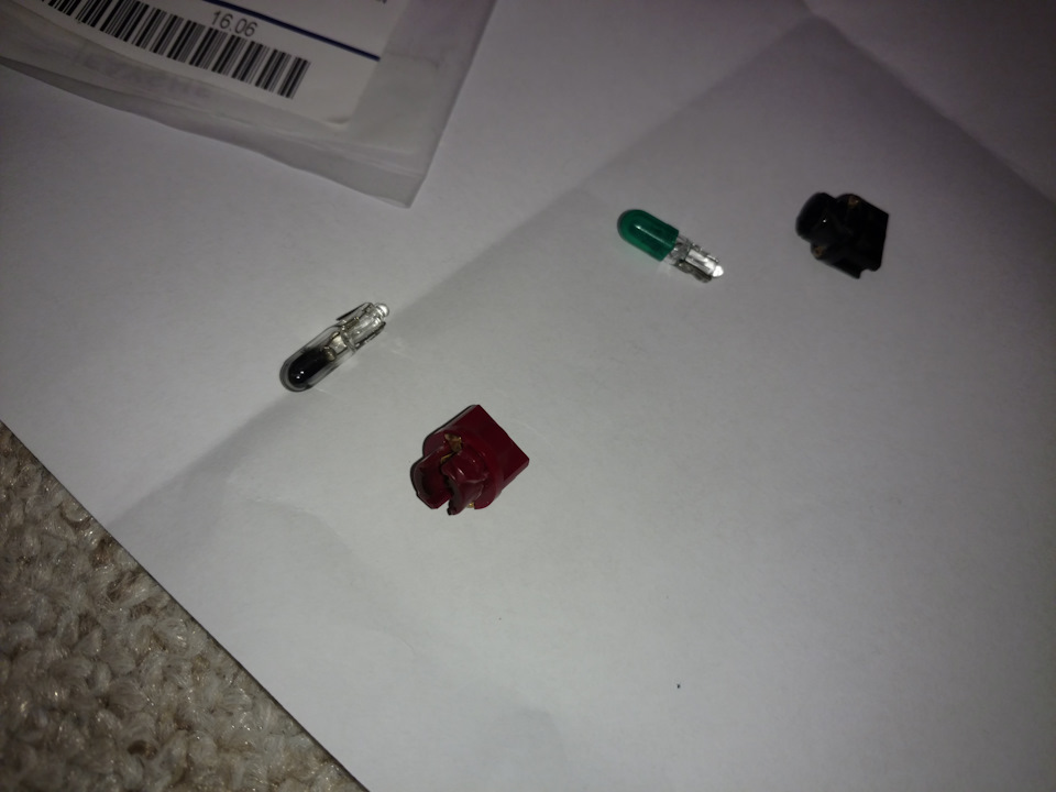 Замена лампочек приборной панели и кнопок: подогрева стекла, аварийного ...