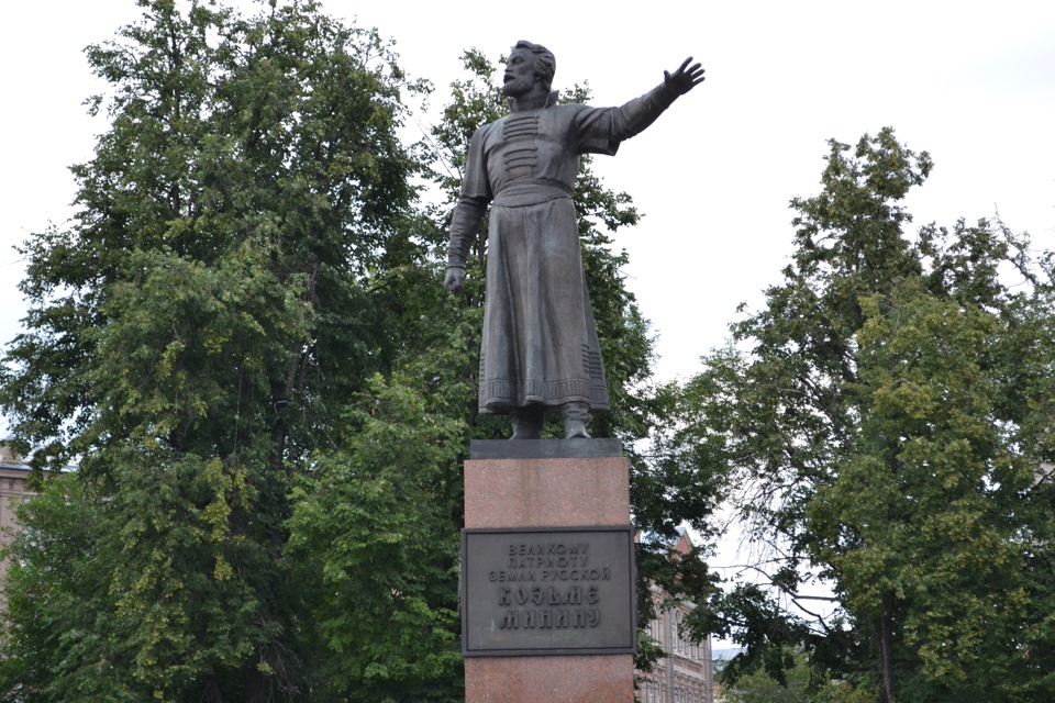 Новгород памятник минину. Козьма Минин памятник Нижний Новгород. Памятник Кузьмы Минина в Нижнем Новгороде.