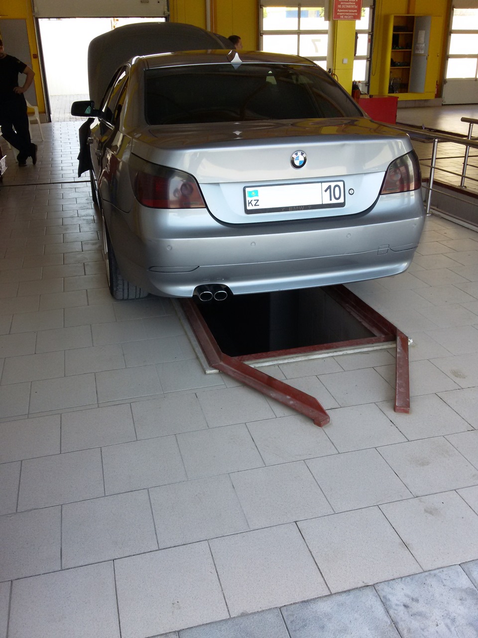 Замена масла в двигателе — BMW 5 series (E60), 2,2 л, 2004 года ...