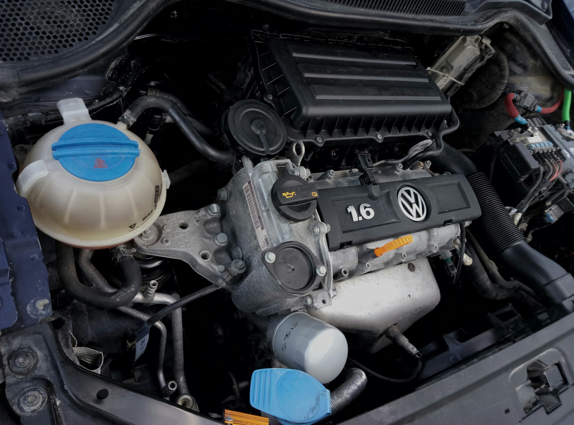 Volkswagen polo мотор. Фольксваген поло двигатель 4.0. Поло 2011 двигатель. Фольксваген поло седан 5 двигатель. Фольксваген поло седан Классик ДВС.