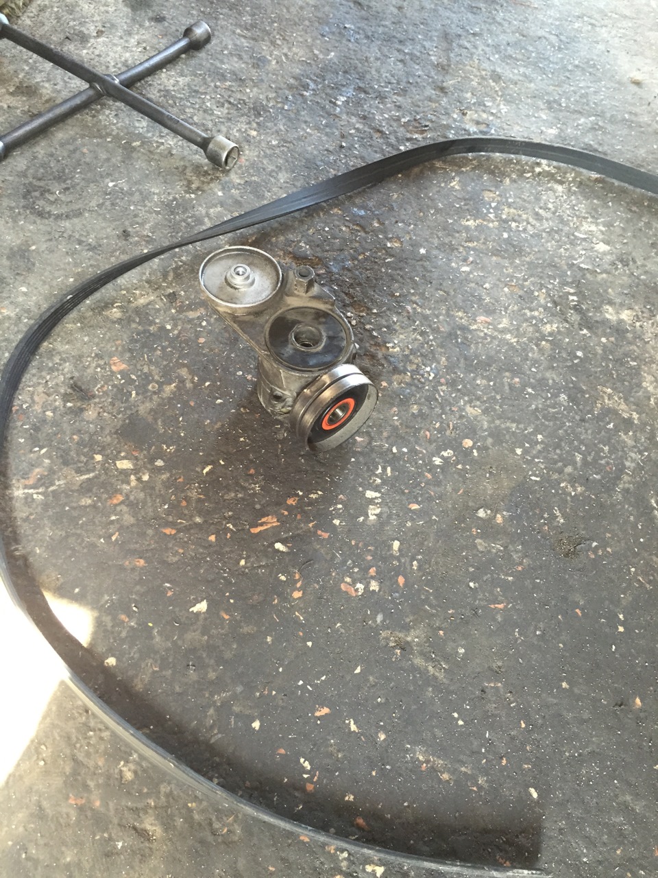 Замена ремня генератора и механизма обводного ремня ( ролик ) — Audi S4 ...