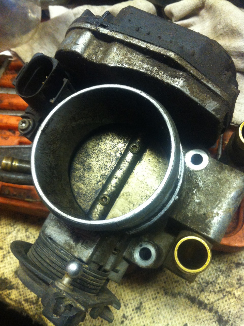 Чистка дроссельной заслонки — Volkswagen Passat B5, 1,8 л, 1998 года ...