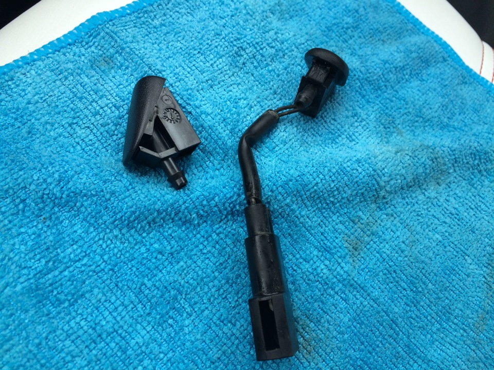 Веерные форсунки форд фокус 2. Веерные форсунки омывателя лобового стекла форд фокус 2. Веерные форсунки омывателя форд фокус. Веерные форсунки форд фокус 1. Форсунки омывателя форд фокус 2 рестайлинг.