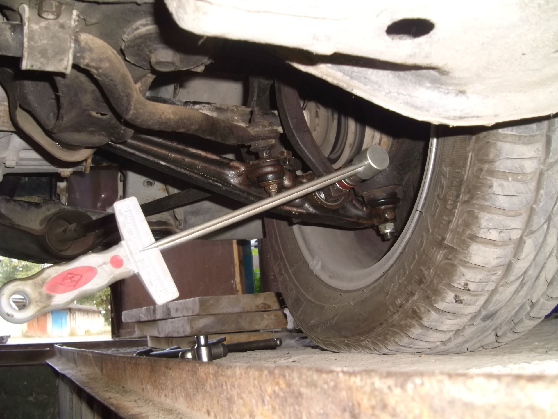 Как правильно затягивать сайлентблоки. Снятие задних нижних рычагов мондео. 48710b1090 крепление рычага. Передняя подвеска ваз 2106. Как правильно затягивать рычаги.