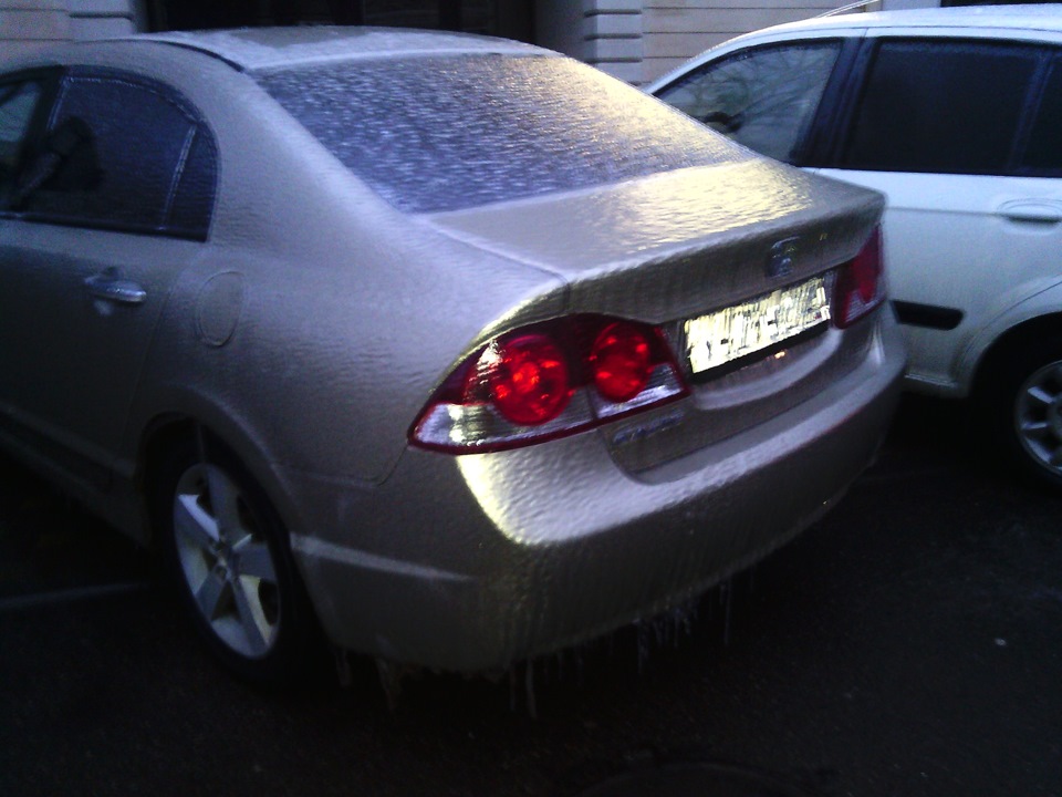 А твоя машина в мороз заводится?! — не знаю, я её открыть не смог ...