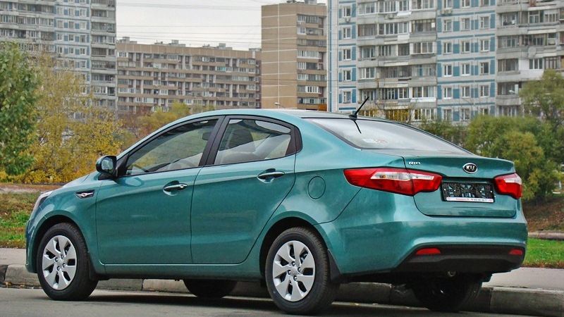 Kia Rio зеленая