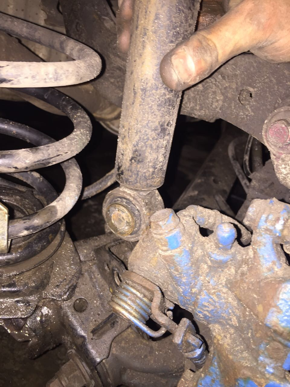 Вытащить старую пружину легко, а вот засунуть Тойотовскую не просто. Для этого откручиваем болт который держит стойку. — Honda Civic 4D (8G)