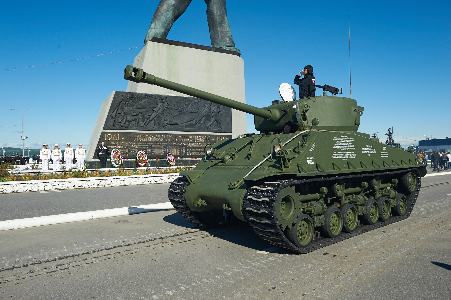 Танки проходили. Танк Шерман 76. Танк парад Мурманск Шерман. Шерман на параде. Шерманы в Североморске.