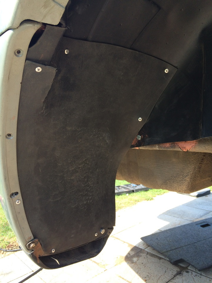 Сзади закрепил заклепками только за усилитель бампера, поскольку есть штатный болт для крепления усилителя брызговика (у меня этого усилителя нет) + изготовил новый брызговик из листового пластика. Подкрылок пришлось порезать в месте перехода на бампер, поскольку иначе нормально НЕ стыкуется. — Mitsubishi Pajero (3G)