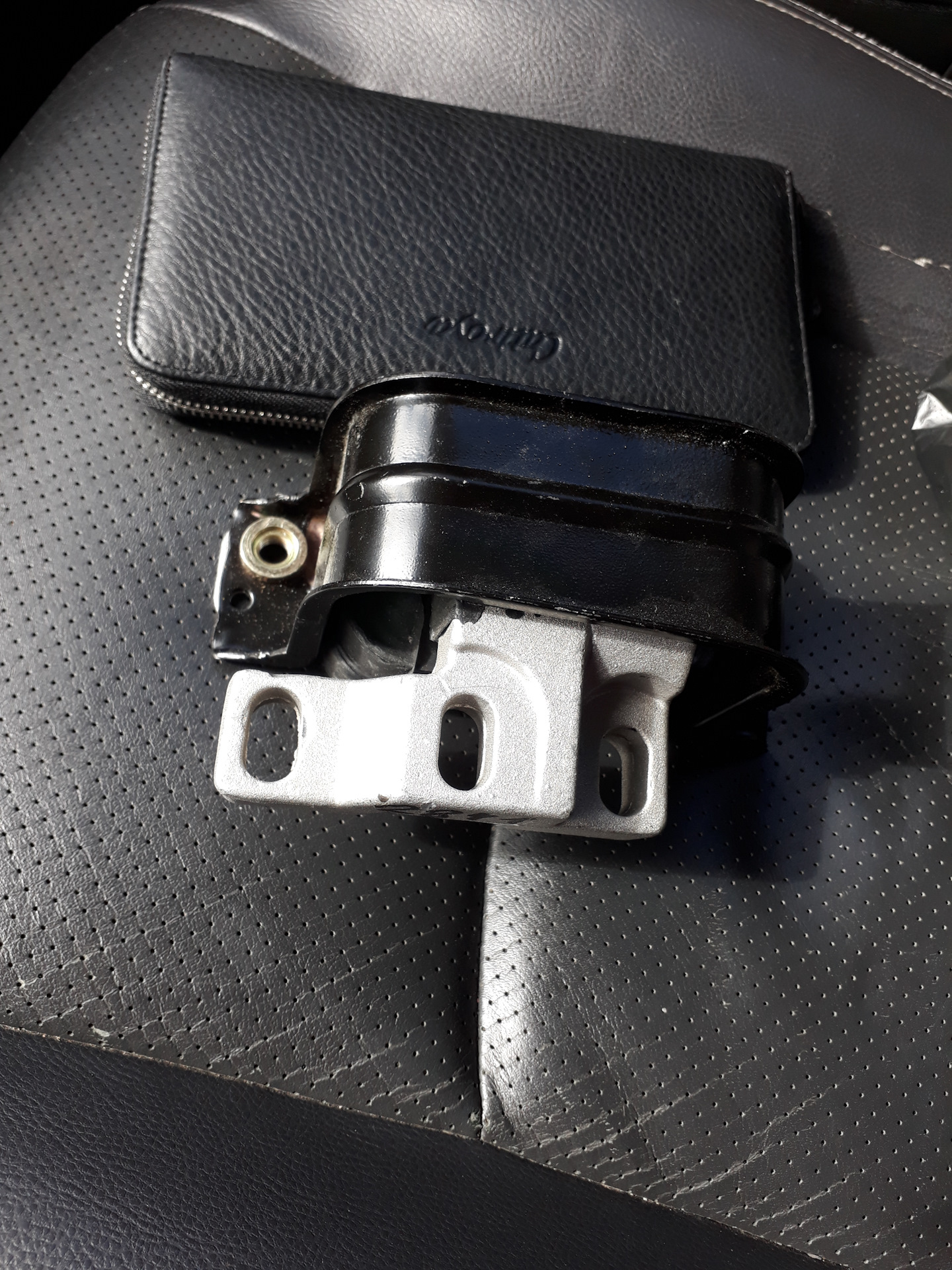 Новая подушка дрыгателя — ГАЗ Сайбер, 2,4 л, 2009 года | запчасти | DRIVE2