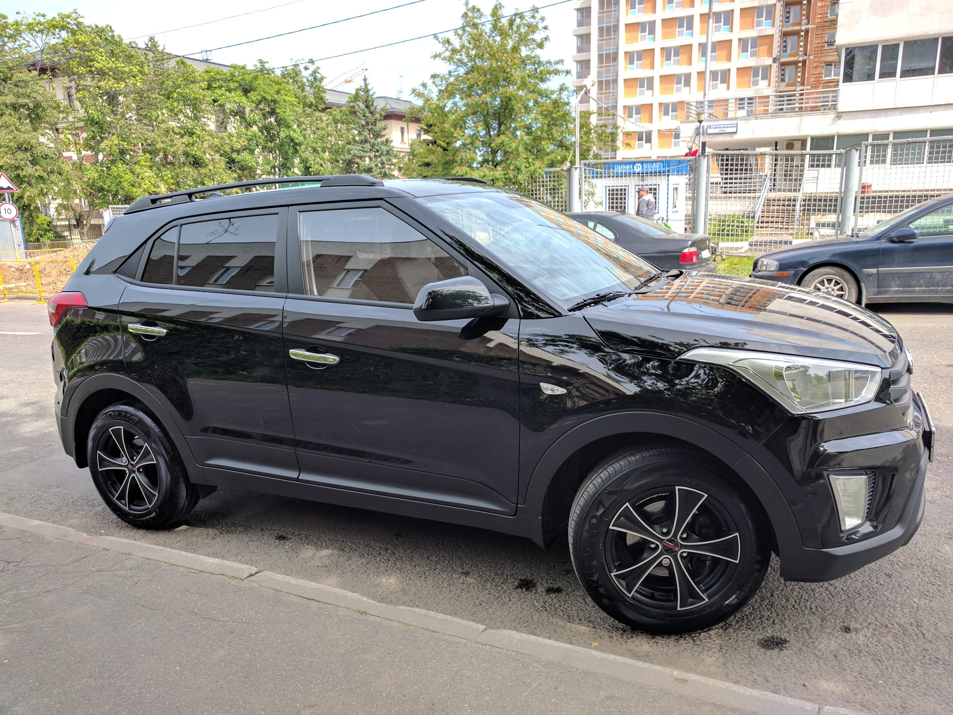 Диски на крету. Хёндай Крета на чёрных дисках. Диски Hyundai Creta r16 черные. Hyundai Creta с черными дисками.