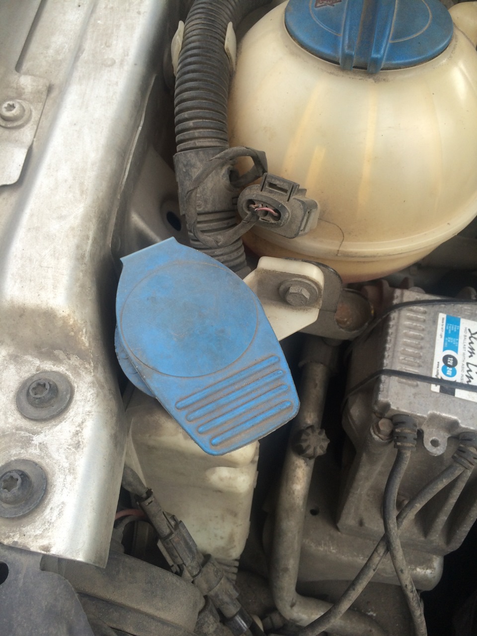 Крышка бачка омывателя — Volkswagen Passat B6, 2 л, 2006 года ...