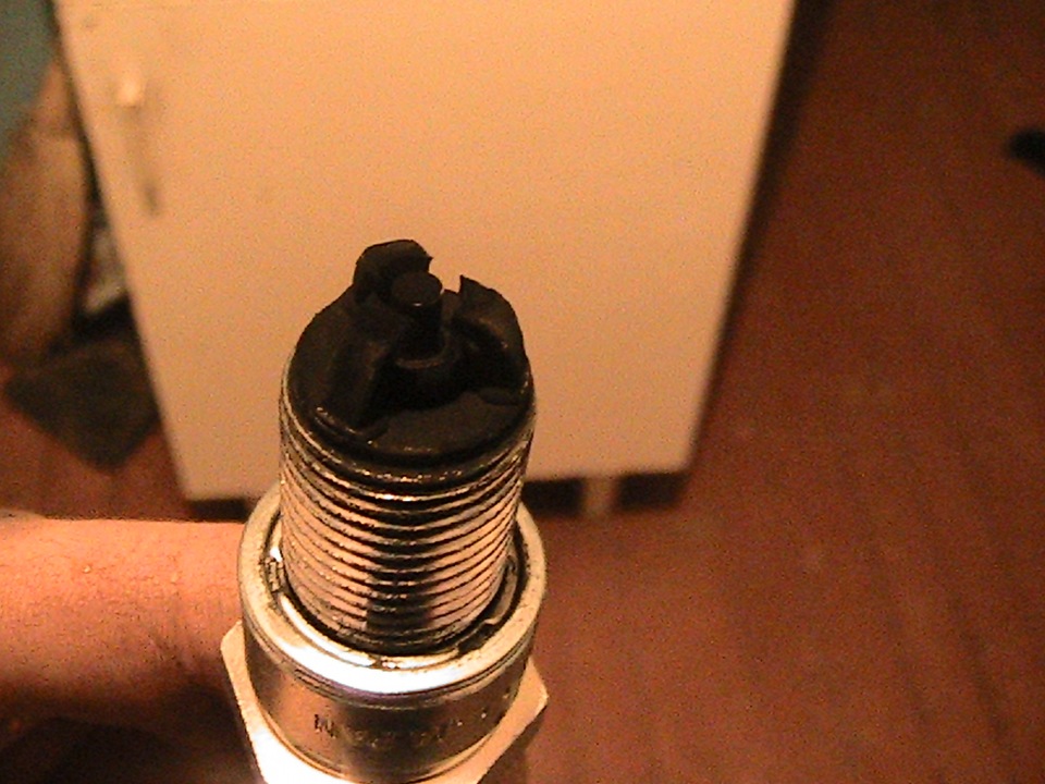 чистка свечей зажигания BUR5-ET-10 — Volkswagen Jetta II, 1,6 л, 1985 ...