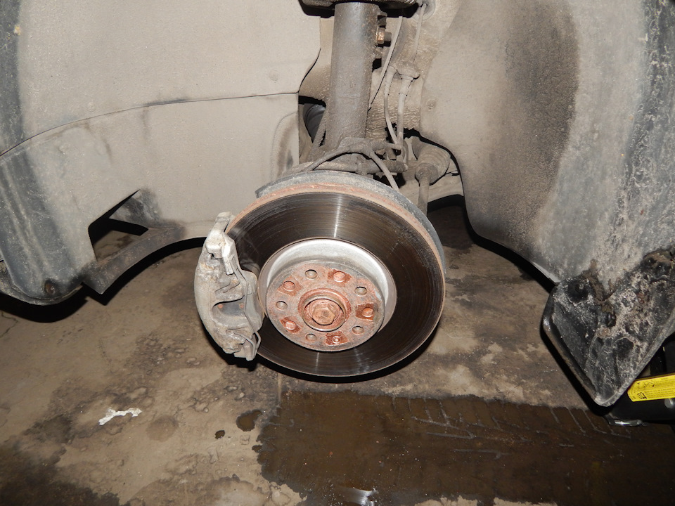 Замена ступицы переднего колеса — Volkswagen Passat Variant (B6), 2 л ...