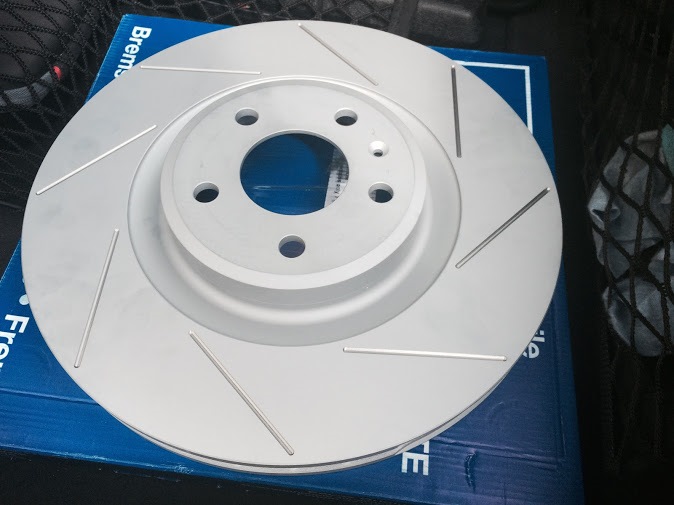 На тормозные диски нанесли насечки для улучшения стойкости к перегреву — Audi A5 Sportback (1G)