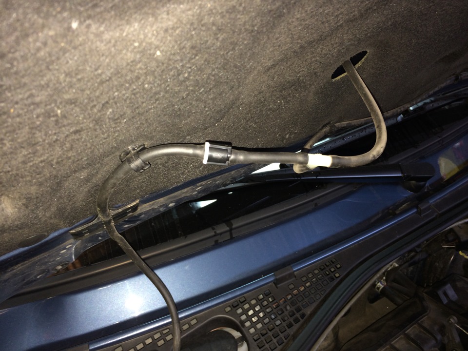Обратный клапан на омыватель стекла. — Renault Logan (1G), 1,6 л, 2010 ...