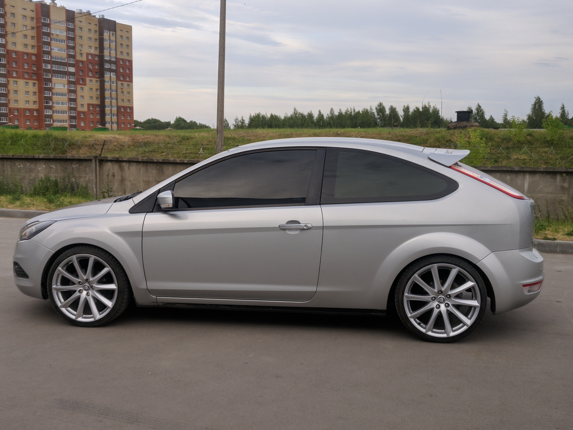 Диски на фокус 2. Ford Focus 2 r19. Ford Focus 2 хэтчбек r18. Ford Focus 2 диски r19. Форд фокус 2 хэтчбек диски r18.