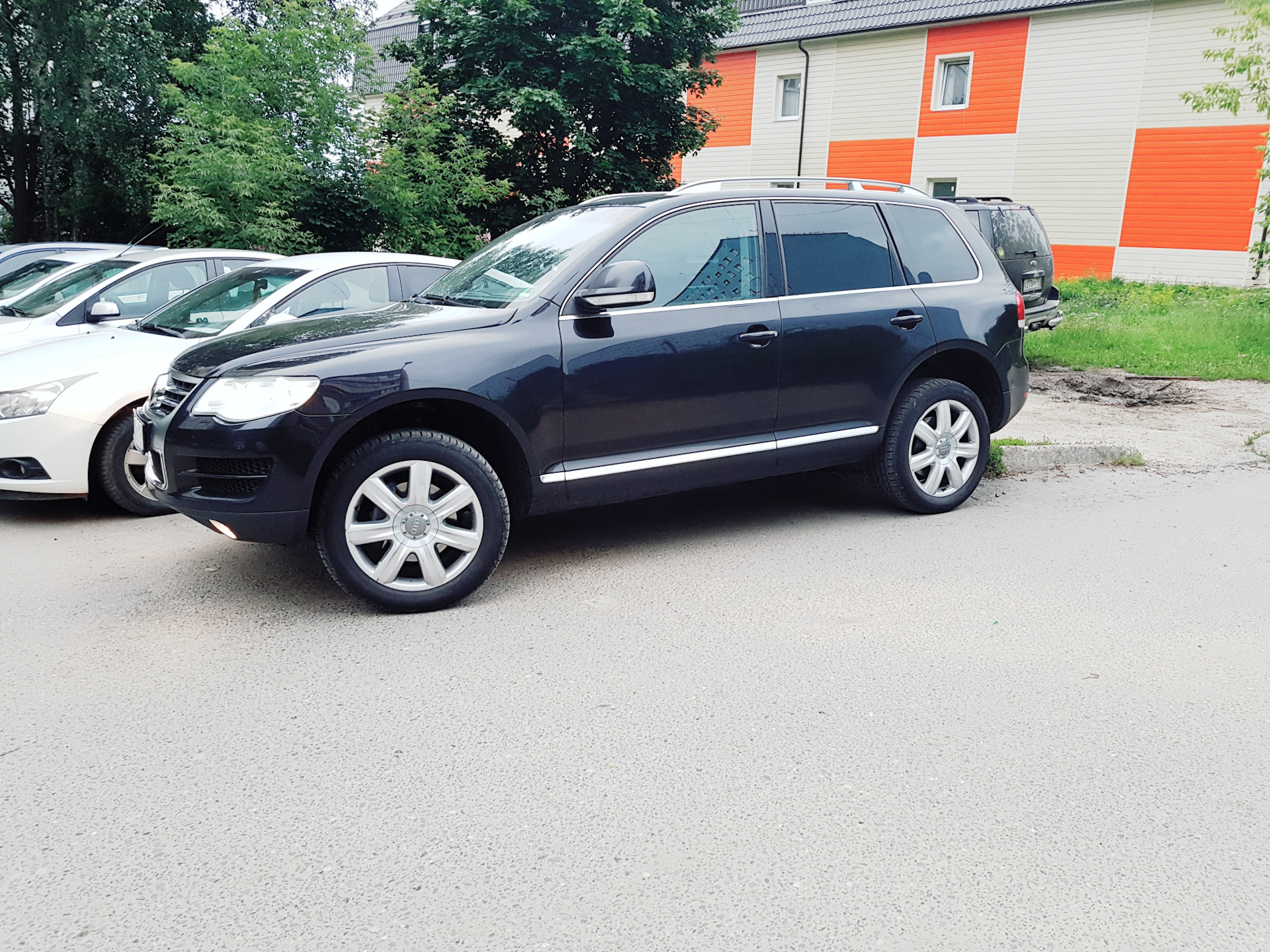 Туарег q7. Audi q7 и Volkswagen Touareg. Диски от q7 на Touareg. Туарег на дисках от q7. Диски Туарег 1 драйв.