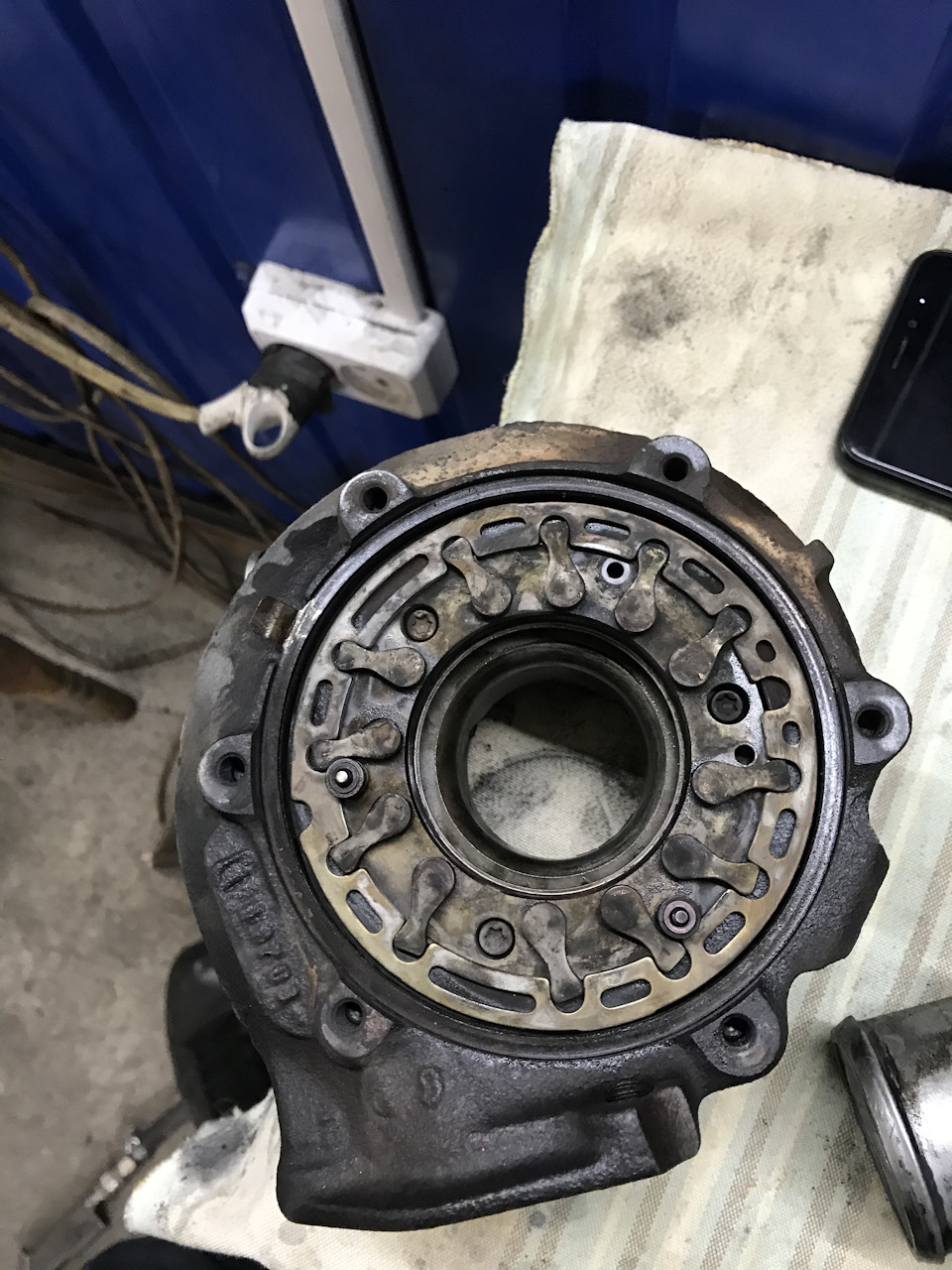 Снятие/установка турбины замена Картриджа чистка геометрии — BMW 3 ...