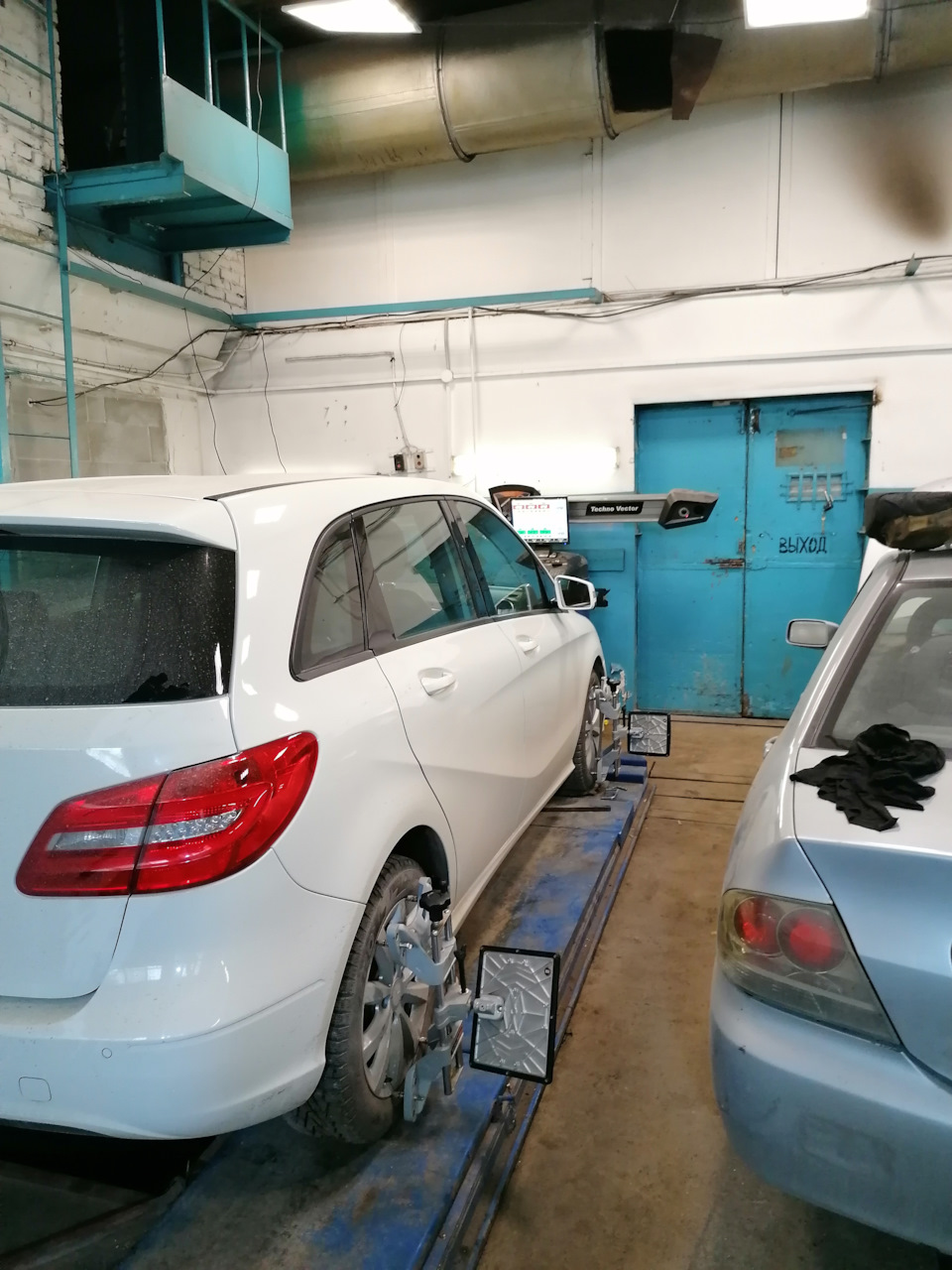 19. Tył: załóż podkładkę 20 mm na górne mocowanie amortyzatora; upewnij się, że przylega całym obwodem. — Mercedes B-Class W246/T246